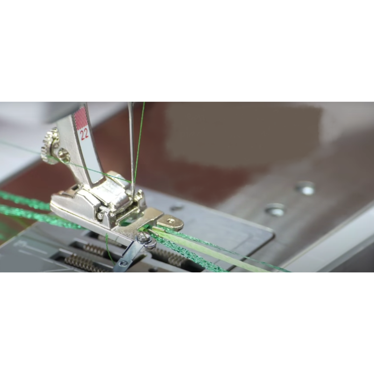 Bernina Piedino per cordoncini con 3 scanalature #22