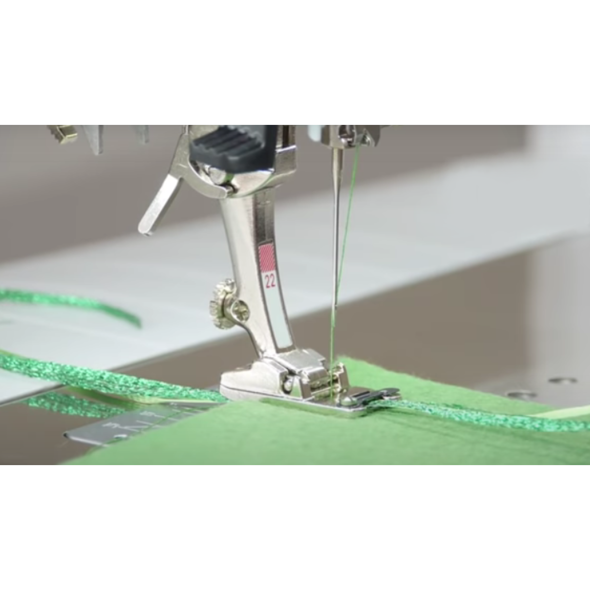 Bernina Piedino per cordoncini con 3 scanalature #22
