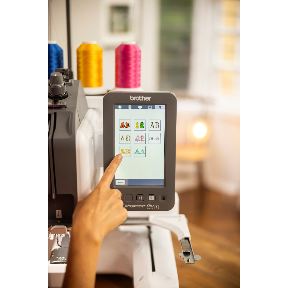 Brother PR-1  Macchina da ricamo a braccio libero professionale