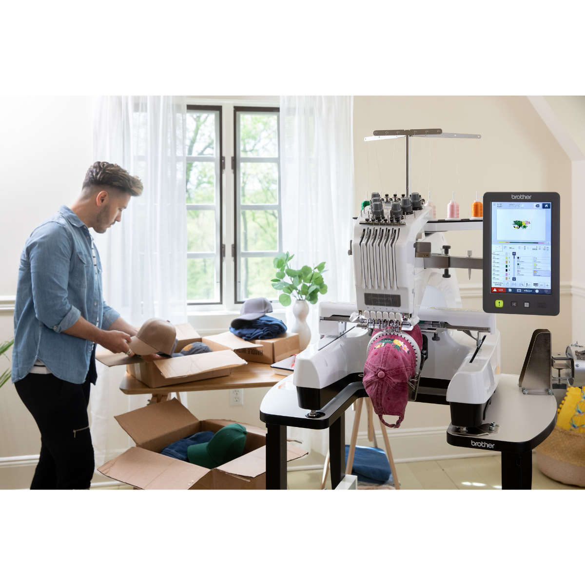 Brother PR 680W  Macchina da ricamo a braccio libero professionale