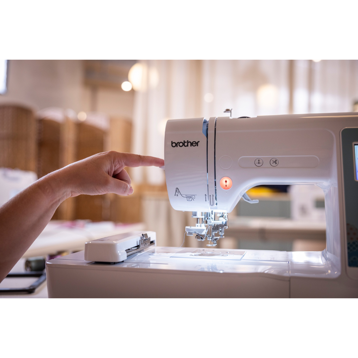 Brother Innov-is M 340e Macchina da ricamo con Telaio Magnetico