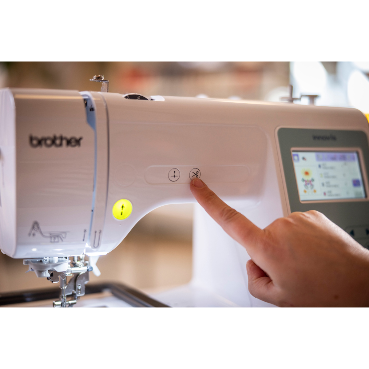 Brother Innov-is M 340e Macchina da ricamo con Telaio Magnetico