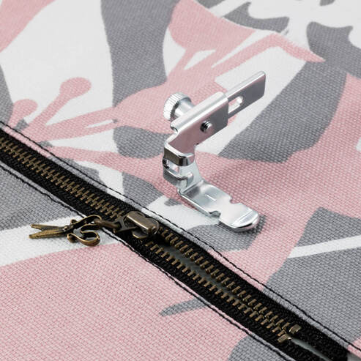 Piedino regolabile per cerniere e cordoncini Brother