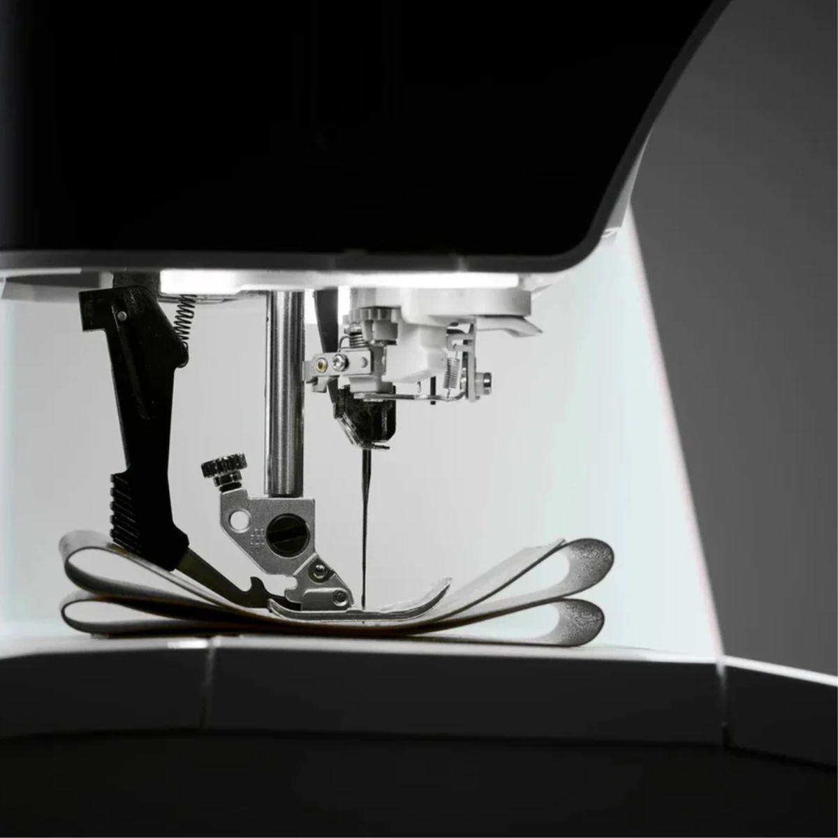 Pfaff Expression 715 Macchina per Cucire Elettronica - 5 anni di garanzia + OMAGGIO TROLLEY BORSA TRASPORTO PFAFF