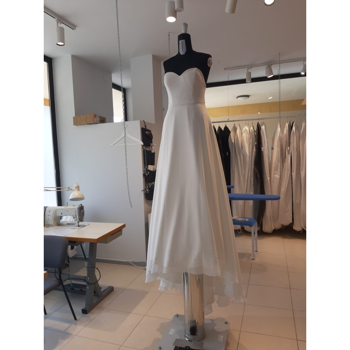 Base Pneumatica Regolabile con Ruote per Manichino – Con Pistone a Pedale