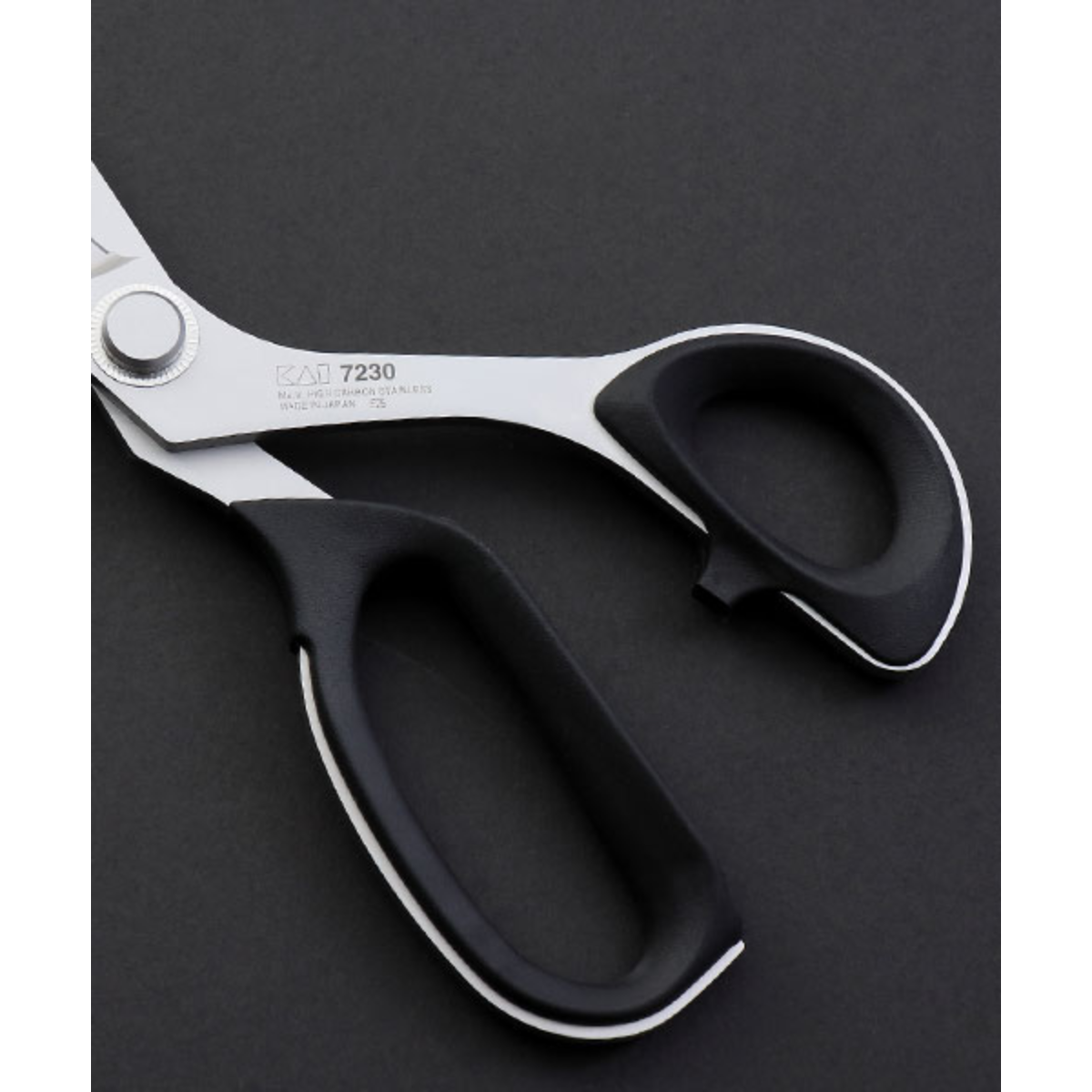 KAI Forbice Professionale 23,00 cm in Carbonio 7230